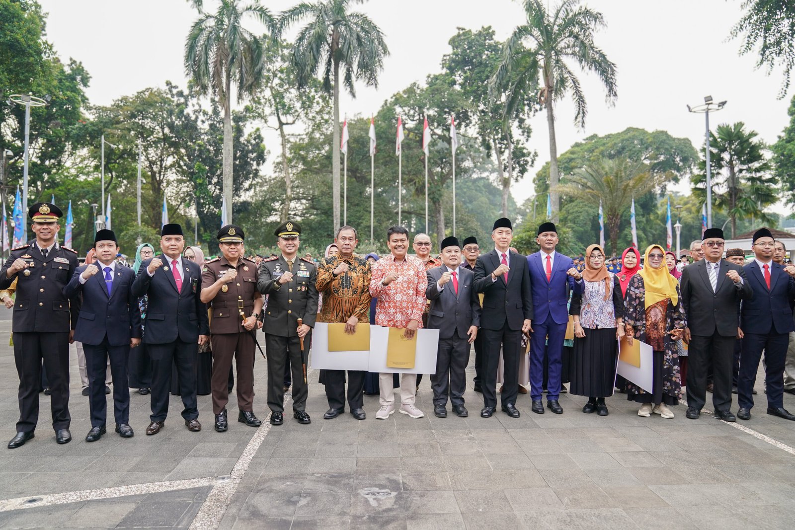 Foto bersama Pemerinta Kota bersama Ketua DPRD Kota Bogor, Dr. Adityawarman Adil, menghadiri upacara peringatan Hari Kesaktian Pancasila tingkat Kota Bogor, Foto/Setwan DPRD Kota Bogor Foto bersama Pemerinta Kota bersama Ketua DPRD Kota Bogor, Dr. Adityawarman Adil, menghadiri upacara peringatan Hari Kesaktian Pancasila tingkat Kota Bogor, Foto/Setwan DPRD Kota Bogor