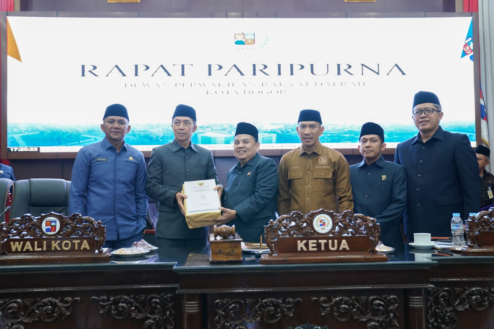 Foto bersama Pemerintah Kota dan DPRD Kota Bogor saat PAripurna, Foto/Diskominfo Kota Bogor