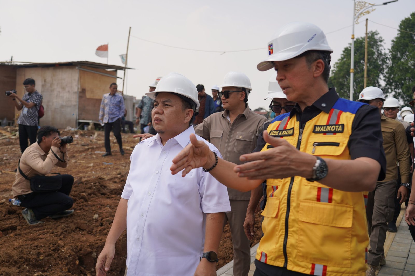 Wali Kota Bogor, Dedie A Rachim dan Ketua DPRD Kota Bogor, Adityawarman Adil saat meninjau Trase Baru Batutuilis, Foto/Setwan DPRD Kota Bogor