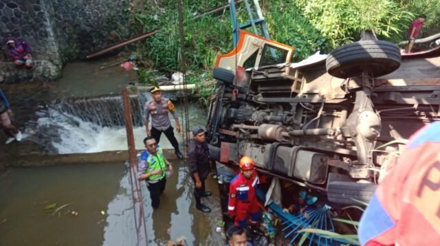 Kondisi microbus terperosok ke sungai di Ciawi Bogor, Foto/Istimewa