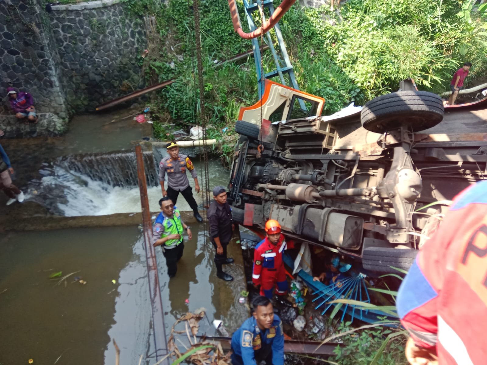 Kondisi microbus terperosok ke sungai di Ciawi Bogor, Foto/Istimewa Kondisi microbus terperosok ke sungai di Ciawi Bogor, Foto/Istimewa
