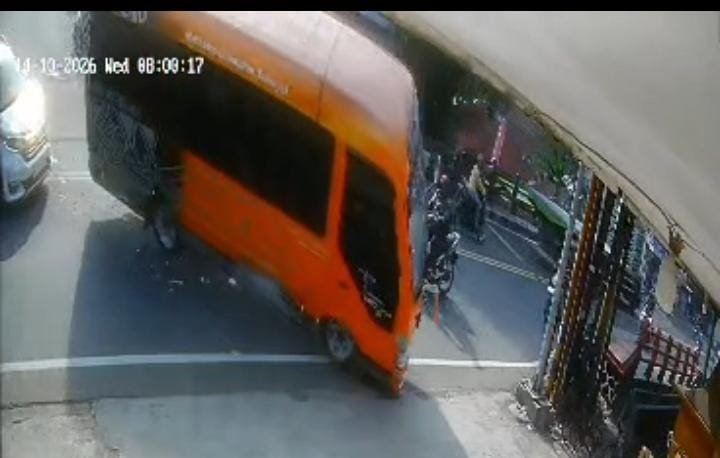 Detik-detik mobil microbus elf terjun ke sungai di Ciawi Bogor, Foto/Istimewa Detik-detik mobil microbus elf terjun ke sungai di Ciawi Bogor, Foto/Istimewa