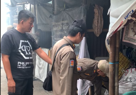 Screenshot 2026-10-15 185059 Polsek Ciomas bersama unsur Muspika Kecamatan Ciomas menggerebek sebuah lapak rongsok yang diduga menjadi tempat peredaran obat keras tertentu (OKT) di kawasan Pasar Laladon, Foto/Isitmewa