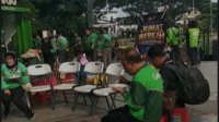 Beberapa ojol terlihat menikmati sarapan yang diselenggarakan oleh Polresta Bogor Kota, Foto/Maya Melina