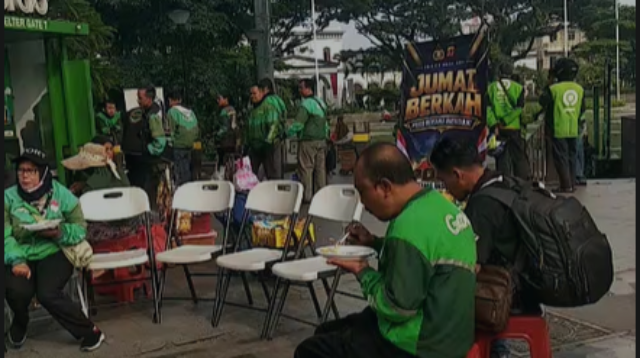Beberapa ojol terlihat menikmati sarapan yang diselenggarakan oleh Polresta Bogor Kota, Foto/Maya Melina