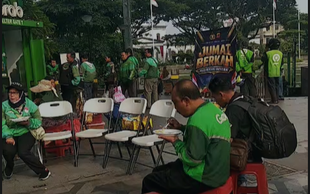 Beberapa ojol terlihat menikmati sarapan yang diselenggarakan oleh Polresta Bogor Kota, Foto/Maya Melina Beberapa ojol terlihat menikmati sarapan yang diselenggarakan oleh Polresta Bogor Kota, Foto/Maya Melina