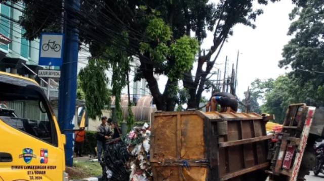 Truk Sampah milik DLH Kota Bogor, Terguling