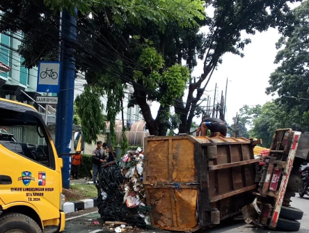 Truk Sampah milik DLH Kota Bogor, Terguling