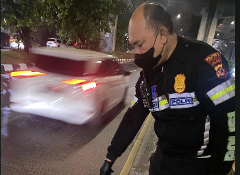 Anggota Satlantas Polresta Bogor Kota sedang ,melakukan olah TKP Pemotor tabrak pejalan kaki di Jalan Sholeh Iskandar, Foto/Istimewa Anggota Satlantas Polresta Bogor Kota sedang ,melakukan olah TKP Pemotor tabrak pejalan kaki di Jalan Sholeh Iskandar, Foto/Istimewa