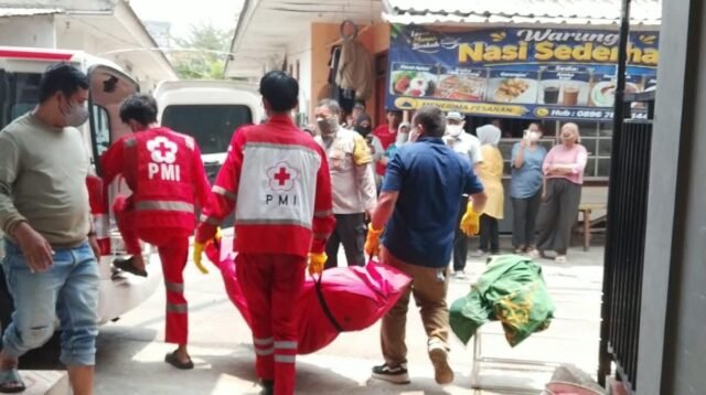 Tim dari PMI Bogor saat mengevakusi seorang lansia yang meninggal di Kontrakan Cibinong, Foto/isitimewa