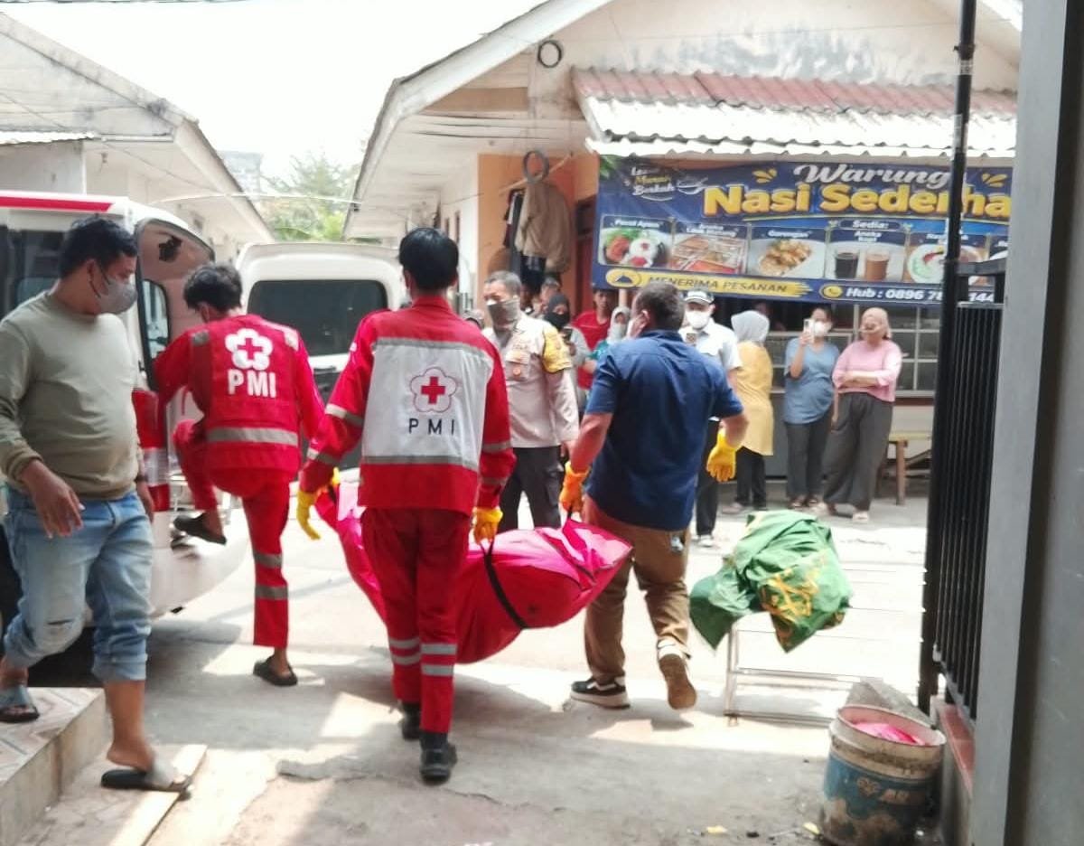 Tim dari PMI Bogor saat mengevakusi seorang lansia yang meninggal di Kontrakan Cibinong, Foto/isitimewa Tim dari PMI Bogor saat mengevakusi seorang lansia yang meninggal di Kontrakan Cibinong, Foto/isitimewa