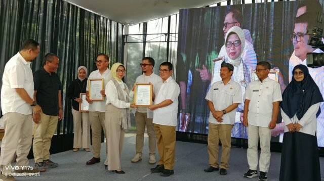Dirut PPJ KOta Bogor, Zenal Abidin memperoleh Sertifikat Standar Nasional Indonesia (SNI) Pasar Rakyat, Foto/Isitmewa