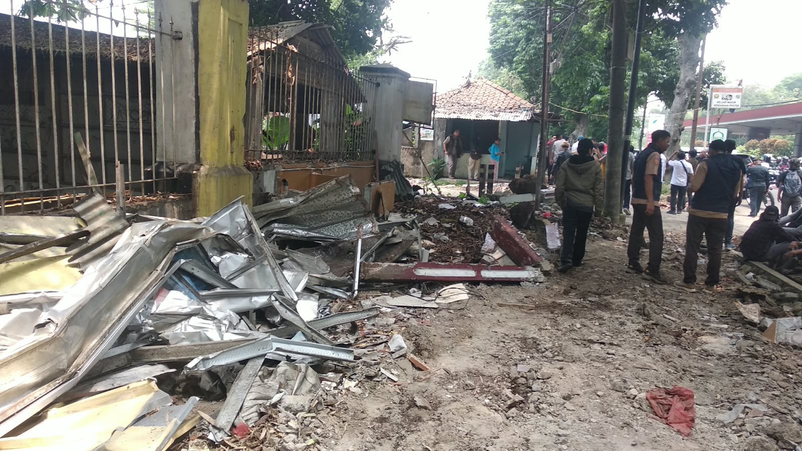 Pembongkaran PKL dekar Rumah Sakit Marzuki Mahdi, Semeru, Kota Bogor, Foto/Maya Melina Pembongkaran PKL dekar Rumah Sakit Marzuki Mahdi, Semeru, Kota Bogor, Foto/Maya Melina