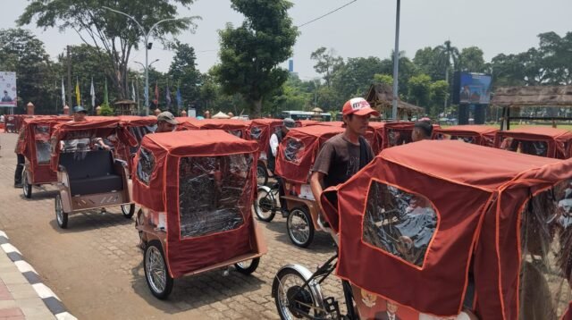 residen Prabowo Subianto menyalurkan 130 unit becak listrik untuk pengayuh becak di Bogor melalui GSN, Foto/Rama