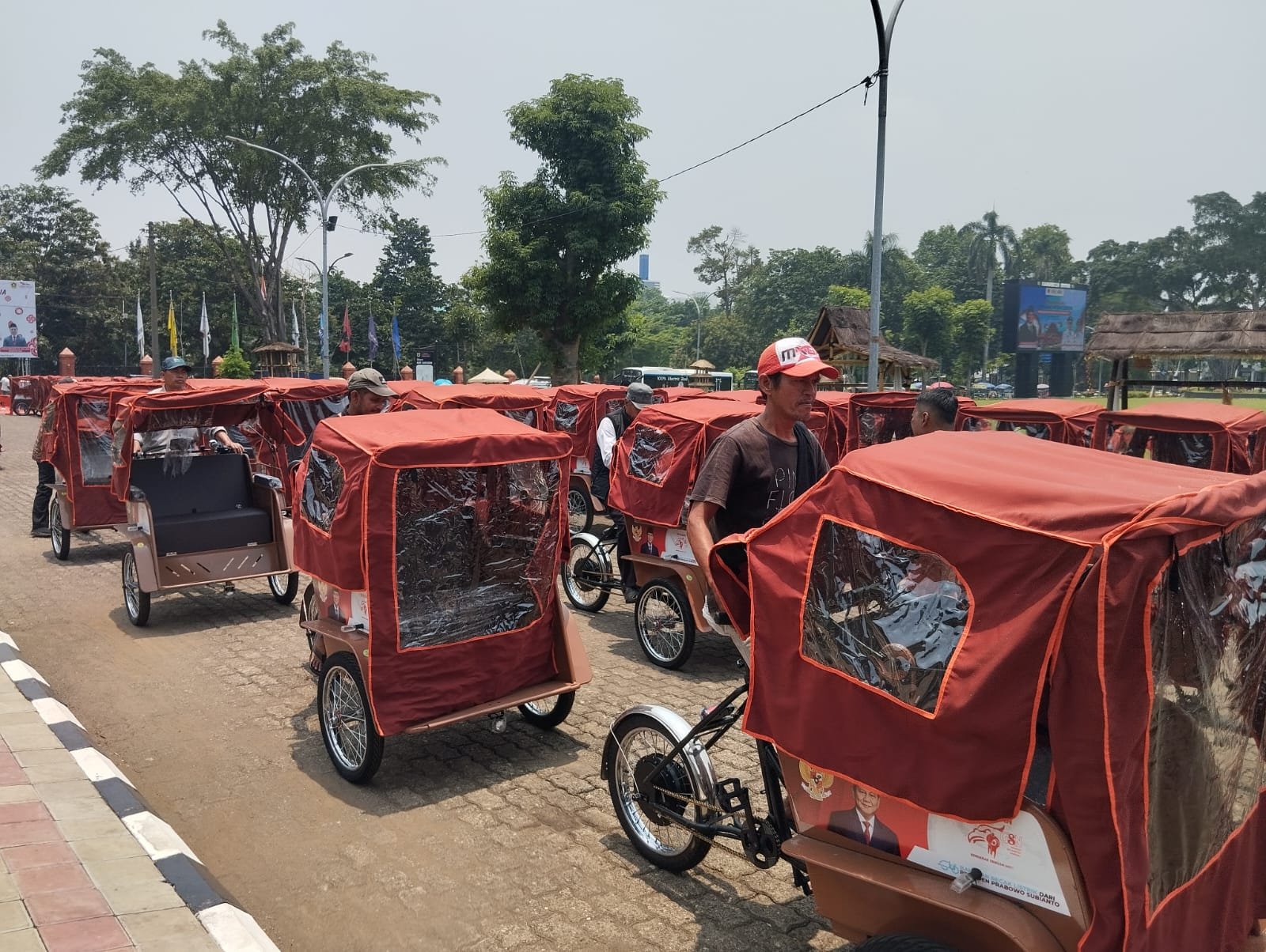 residen Prabowo Subianto menyalurkan 130 unit becak listrik untuk pengayuh becak di Bogor melalui GSN, Foto/Rama