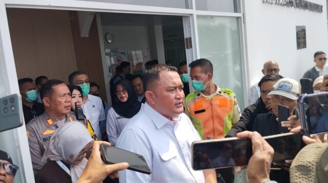 Bupati Bogor, Rudy Susmanto saat menjengung korban keracuanan MBG di RSPG, Foto/Rama