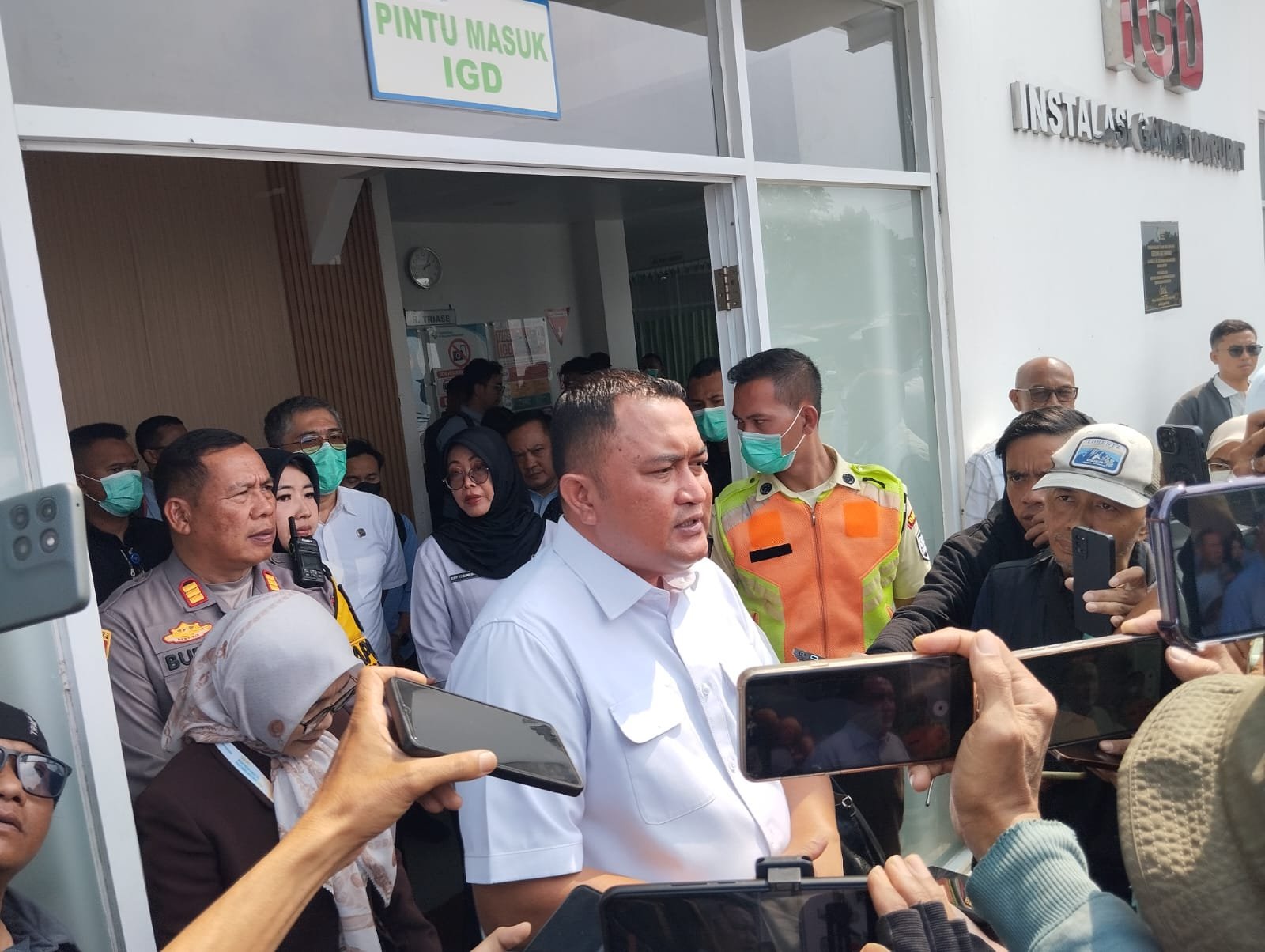 Bupati Bogor, Rudy Susmanto saat menjengung korban keracuanan MBG di RSPG, Foto/Rama Bupati Bogor, Rudy Susmanto saat menjengung korban keracuanan MBG di RSPG, Foto/Rama