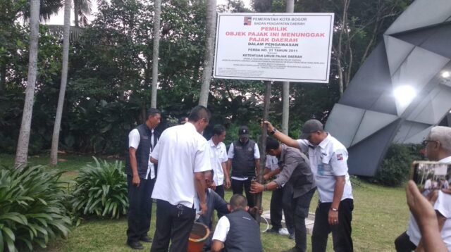 Bapenda Kota Bogor memasang plang terhadap pengusaha penunggak pajak, Foto/Isitimewa