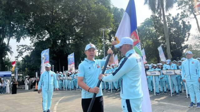 Wali Kota Bogor, Dedie A Rachim saat memberikan bendera kepada Ketua Kontingen Porprov 2026, Foto/Adi Wirman