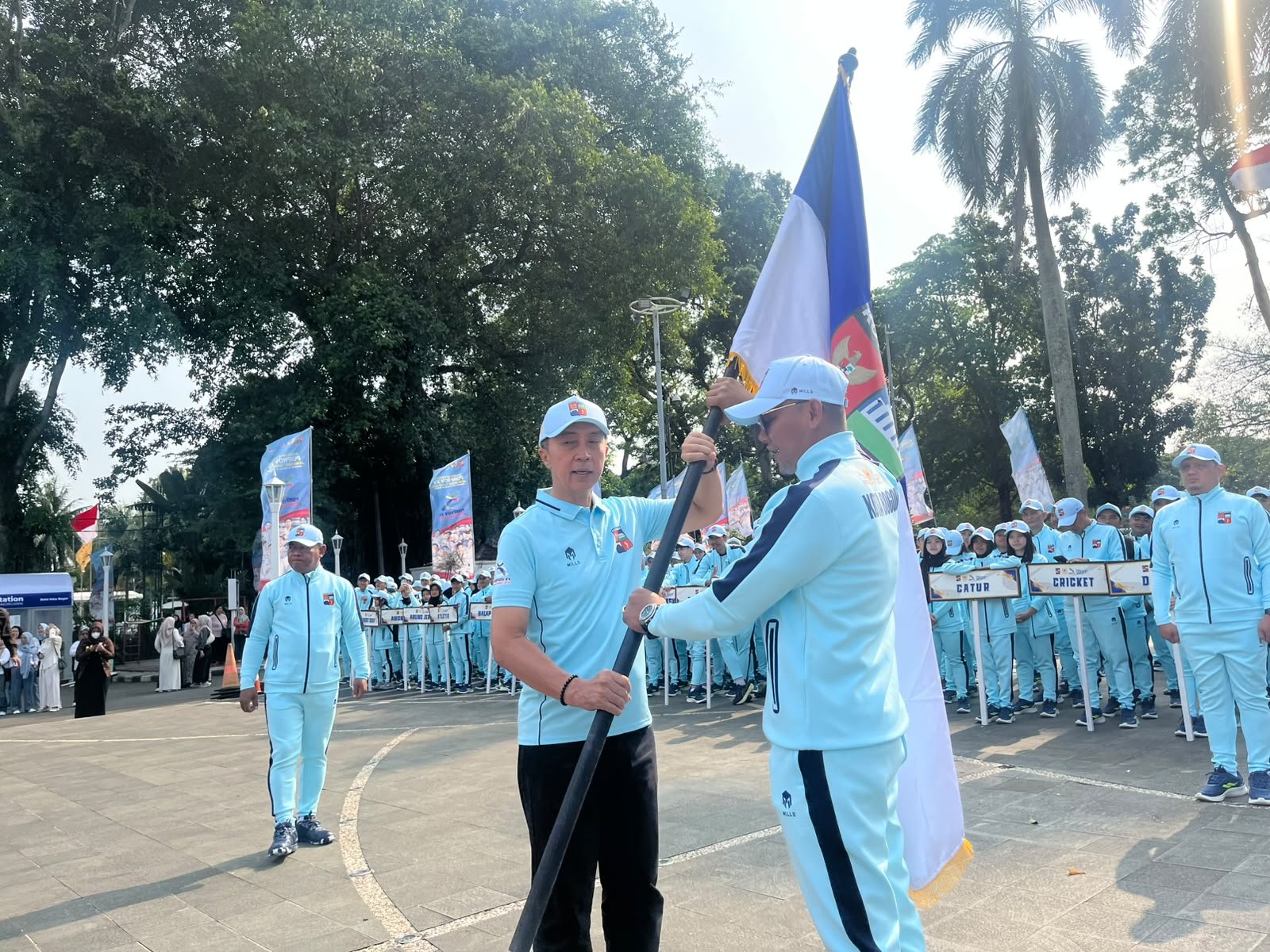 Wali Kota Bogor, Dedie A Rachim saat memberikan bendera kepada Ketua Kontingen Porprov 2026, Foto/Adi Wirman