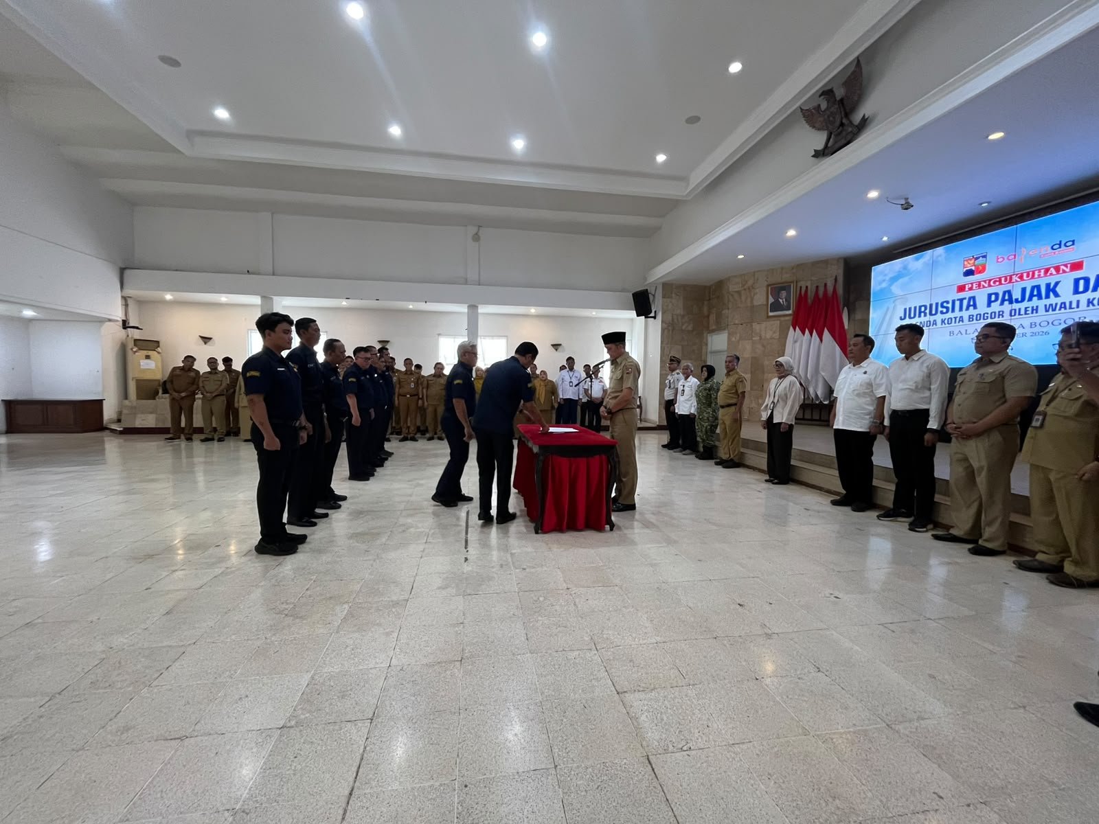Wali KOta Bogor, Dedie A Rachim melantik juru sita Bapenda Kota Bogor, Foto/Adi Wirman