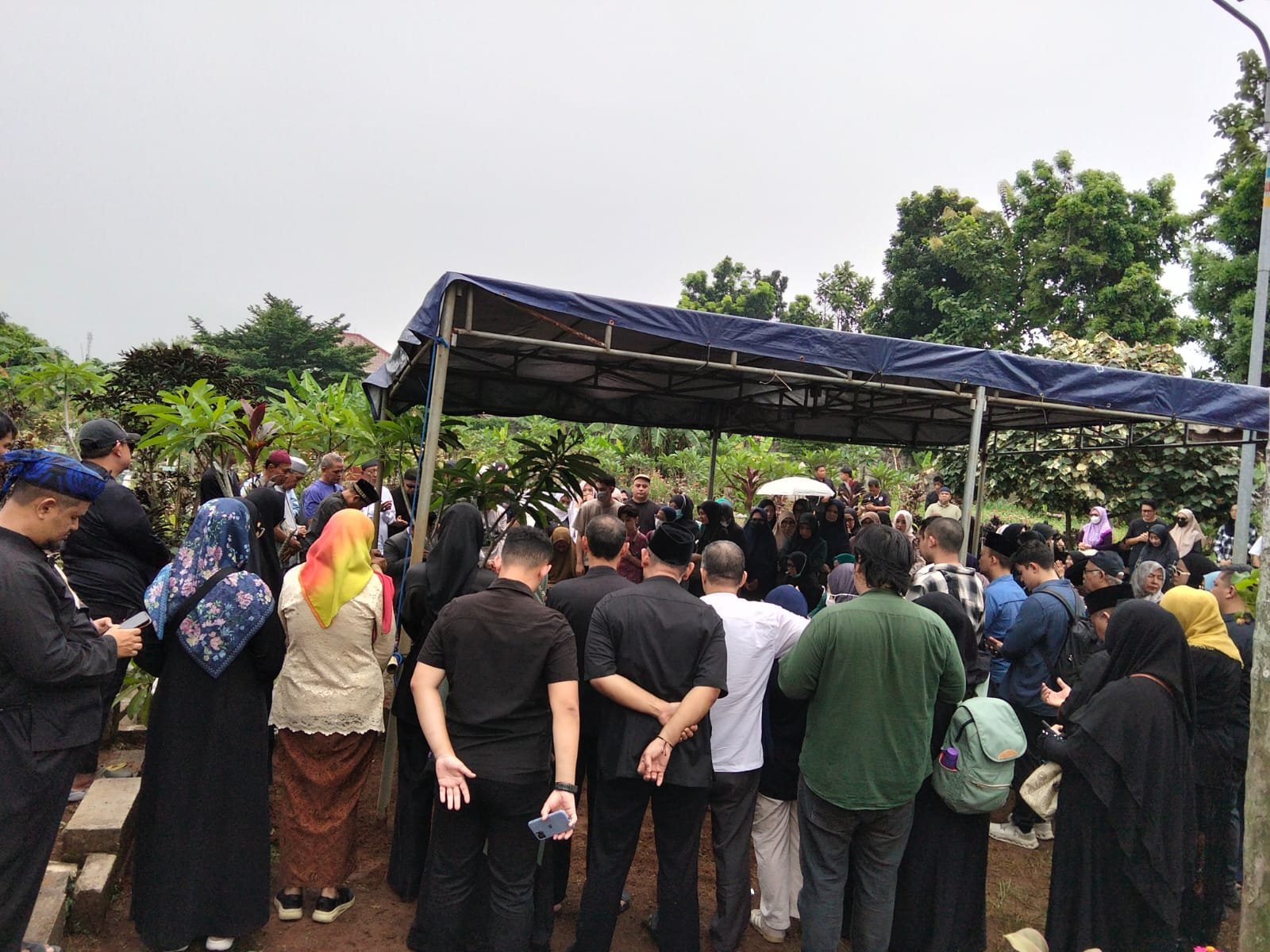 Suasana Pemakaman Ibu Hajjah Fauziah binti Haji Umar Bajideh, mantan istri Wali Kota Bogor, Foto/Maya Melina