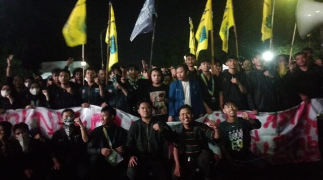 Pergerakan Mahasiswa Islam Indonesia (PMII) Cabang Kota Bogor menggelar aksi unjuk rasa di area Istana Kepresidenan Bogor, Foto/Maya Melani