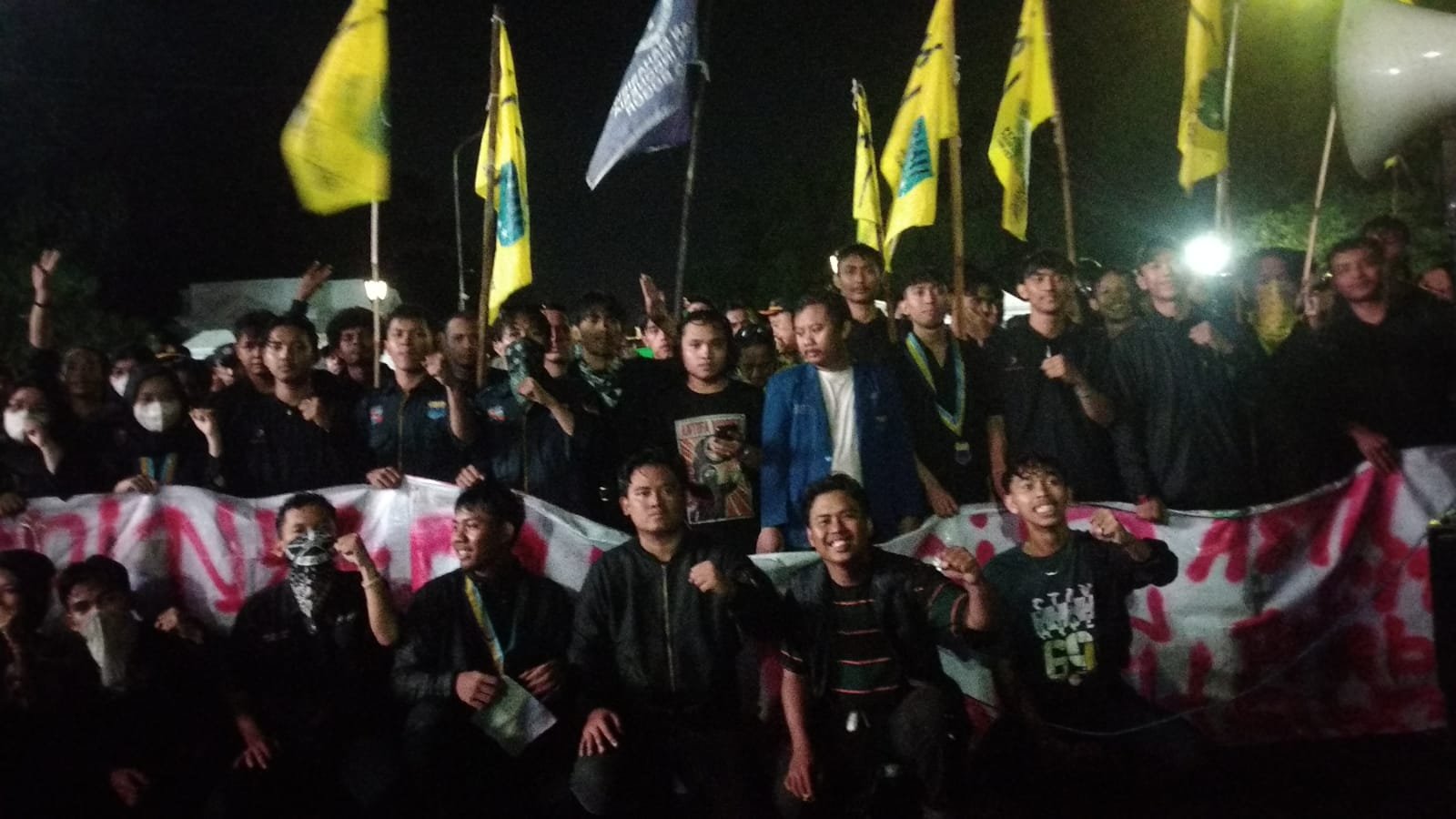 Pergerakan Mahasiswa Islam Indonesia (PMII) Cabang Kota Bogor menggelar aksi unjuk rasa di area Istana Kepresidenan Bogor, Foto/Maya Melani