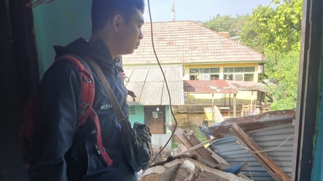 Tim Rescue BPBD Kota Bogor saat meninjau rumah ambruk di Koebon Kalapa Kota Bogor, Foto/Isitmewa