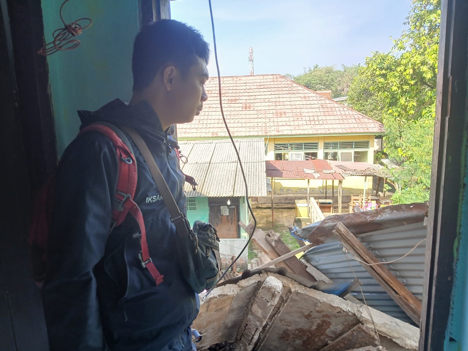 Tim Rescue BPBD Kota Bogor saat meninjau rumah ambruk di Koebon Kalapa Kota Bogor, Foto/Isitmewa