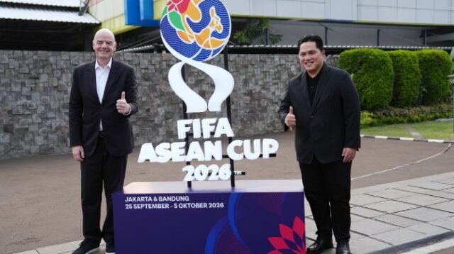 Presiden FIFA Gianni Infantino telah tiba di Indonesia. Gianni tiba di Bandara Halim Perdanakusuma, Jakarta, Minggu (4/10) sore dan disambut langsung oleh Ketua Umum PSSI Erick Thohir.(foto:Herry/kemenpora.go.id)