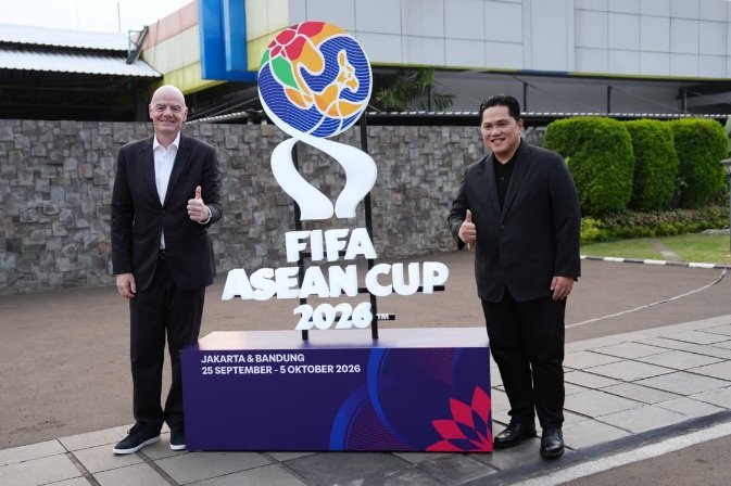 Presiden FIFA Gianni Infantino telah tiba di Indonesia. Gianni tiba di Bandara Halim Perdanakusuma, Jakarta, Minggu (4/10) sore dan disambut langsung oleh Ketua Umum PSSI Erick Thohir.(foto:Herry/kemenpora.go.id) Presiden FIFA Gianni Infantino telah tiba di Indonesia. Gianni tiba di Bandara Halim Perdanakusuma, Jakarta, Minggu (4/10) sore dan disambut langsung oleh Ketua Umum PSSI Erick Thohir.(foto:Herry/kemenpora.go.id)
